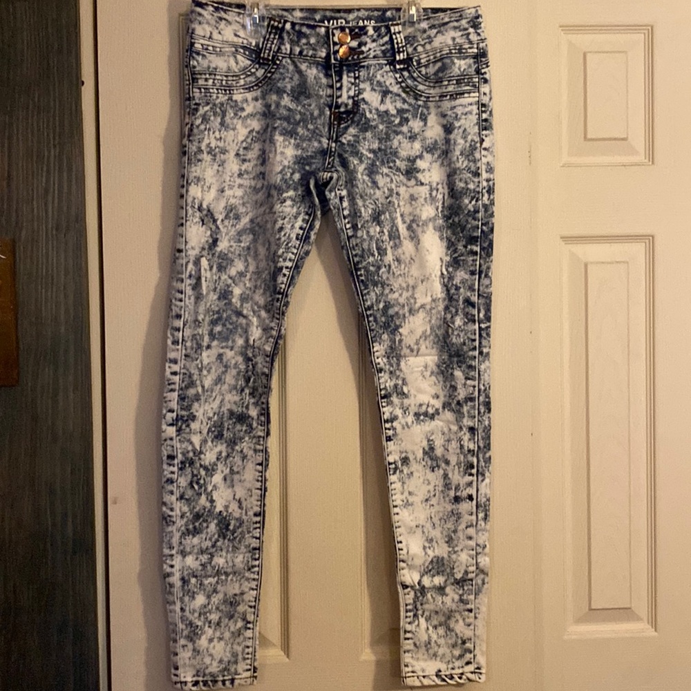 Light weight acid wash skinny jeans